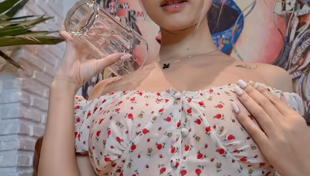 高颜值美女写真 揉奶抠逼
